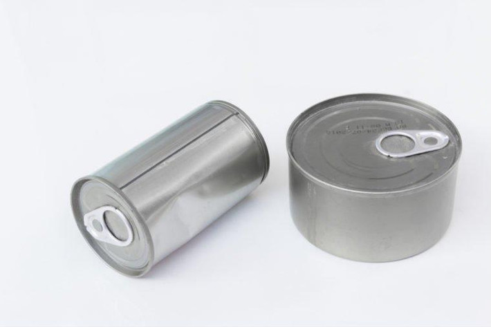 1. Bisphenol-A (BPA), có trong thực phẩm đóng hộp và nhựa Một trong những vật dụng quen thuộc nhà nào cũng có là thực phẩm đóng hộp. Theo đó, BPA được coi là chất gây rối loạn nội tiết, bởi nó có thể cản trở chức năng của các hormone khoẻ mạnh. BPA thậm chí còn “bắt chước” tác dụng của estrogen, làm tăng nguy cơ ung thư tuyến tiền liệt, ung thư vú và béo phì. Bên cạnh đó, nó cũng có thể gây ra các bệnh về tim mạch.