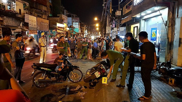 Trước đó, như VOV.VN đã đưa tin, tối 13/5, nhóm "hiệp sĩ" Tân Bình gồm 7 người, do ông Trần Văn Hoàng làm trưởng nhóm, trong lúc vây bắt một nhóm đối tượng trộm xe SH trước một cửa hiệu thời trang trên đường Cách Mạng Tháng 8 (phường 10, quận 3) đã bị các đối tượng dùng hung khí chống trả. (Ảnh: Giao thông)