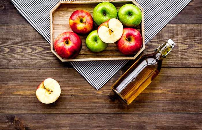 Giấm táo cũng có thể giúp điều trị mắt đỏ. Nó chứa axit axetic có đặc tính kháng viêm và kháng khuẩn, có thể làm giảm màu đỏ của mắt và ngăn ngừa nhiễm trùng ở mắt bị kích thích. Trộn một thìa giấm táo với một cốc nước. Ngâm hai miếng bông vào hỗn hợp này và đặt chúng lên mắt. Để chúng trong 30 phút.