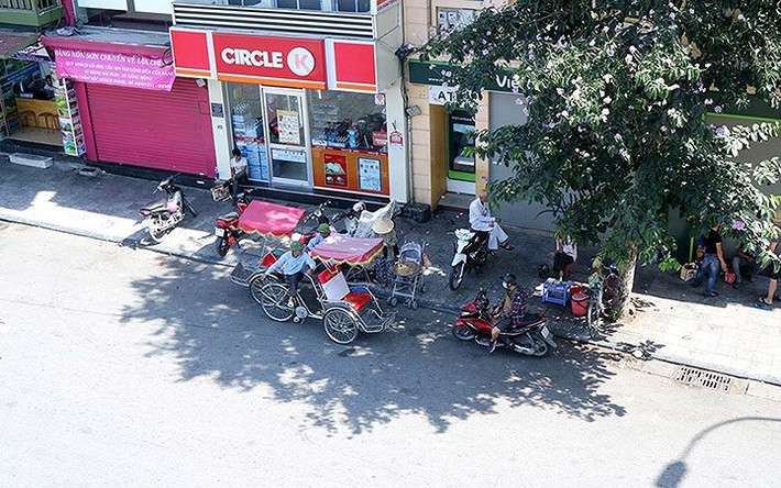 Tránh ra ngoài trời vào những giờ nắng nhất (thường từ 12 giờ trưa đến khoảng 3 giờ chiều). Nếu phải đi ra ngoài khi trời nắng, hãy tìm những nới râm mát để đi, hoặc có thể nghỉ giữa chừng ở nơi râm mát, hoặc bóng cây mát nào đó để điều hòa không khí. (Ảnh: Báo Dân sinh)