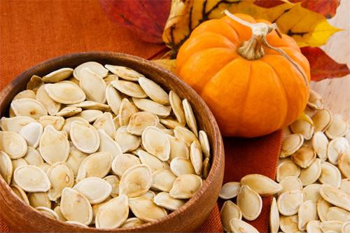 Tẩy giun cho bé bằng hạt bí Trong hạt bí có các hoạt chất có tác dụng loại bỏ giun cực kỳ hiệu quả. Cách tẩy giun bằng hạt bí ngô cho bé cực kỳ đơn giản mà không lo bé quấy khóc.