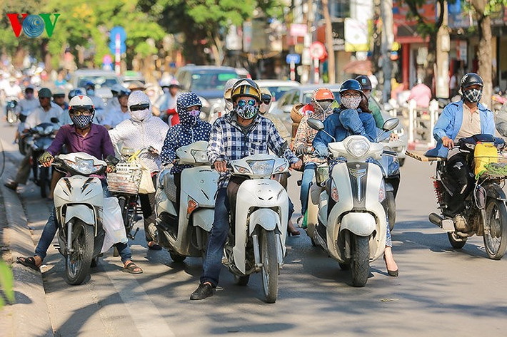 Lựa chọn trang phục khi làm việc dưới trời nắng nóng cũng là việc rất cần thiết. Mang quần áo nhẹ và rộng. Mặc quần áo quá mức hoặc quần áo chặt chẽ sẽ gây bí, mồ hôi không thoát được. (Ảnh: Vũ Toàn)