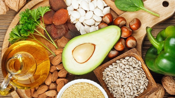 Vitamin E: Vitamin E là vitamin tan trong chất béo có đầy đủ các chất chống oxy hóa. Các đặc tính chống oxy hóa của nó bảo vệ tế bào khỏi các gốc tự do gây hại. Đó là lý do tại sao nó là rất quan trọng để có một nguồn cung cấp ổn định chất chống oxy hóa chữa bệnh và giữ cho các tế bào khỏi bị đột biến và gây bệnh mãn tính . Vitamin E cũng hỗ trợ hệ miễn dịch của chúng ta.