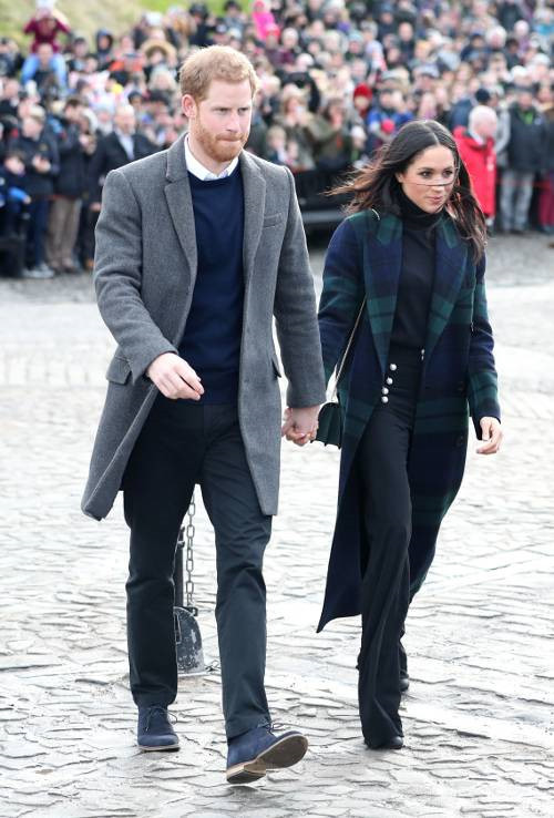 Chiếc áo khoác Burberry màu xanh lá họa tiết caro mà hôn thê của Hoàng tử Harry diện trông khá đơn giản, nhưng lại dễ mặc và phối đồ.