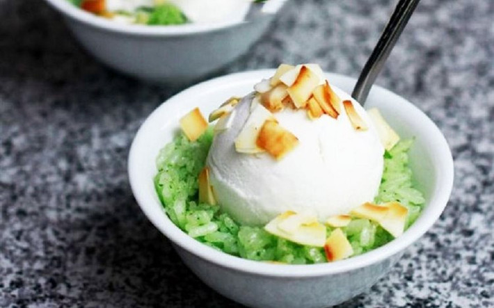 Có xuất xứ từ Thái Lan, kem xôi là một trong những món ăn vặt ưa thích của nhiều thanh niên Việt. Vị thanh mát của kem tươi kết hợp cùng vị béo ngậy của xôi nếp tạo nên một hương vị đặc trưng khiến thực khách khó có thể chối từ.