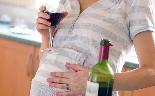 Quan niệm 8: Không vấn đề gì nếu bạn chỉ uống một chút rượu bia. Khi bạn uống một ly rượu hoặc bia, thai nhi cũng sẽ uống qua nhau thai. Điều này làm tăng nguy cơ dị tật bẩm sinh về thể chất, tinh thần hoặc hành vi tâm thần. Nó gọi là Hội chứng ngộ độc rượu ở thai nhi (FASD). Thậm chí, bác sĩ cũng không thể biết chính xác lượng rượu có thể gây FASD, nên bạn không biết được bao nhiêu rượu bia là an toàn, tốt nhất là bạn nên tránh nó trong suốt thai kỳ.