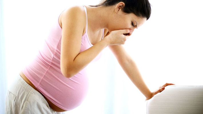 Quan niệm 5: Tình trạng nghén chỉ xảy ra vào buổi sáng và trong 3 tháng đầu. Nôn mửa vào buổi sáng là triệu chứng thường gặp nhất của thai kỳ, nhưng nó có thể xảy ra vào bất cứ thời gian nào trong ngày. Trong phần lớn trường hợp, bạn sẽ hết nghén sau 3 tháng đầu thai kỳ, nhưng có tới 20% bà bầu phải chịu đựng tình trạng này cho tới lúc sinh.