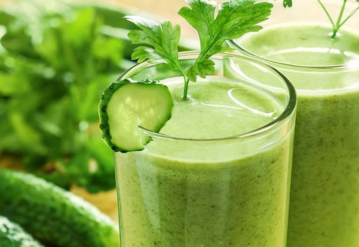 Ăn nhiều thực phẩm trị say nắng. Việc ăn nhiều rau xanh và hoa quả cũng giúp cơ thể chống lại say nắng. Một số loại hoa quả có tác dụng lợi tiểu, tiêu viêm, thanh nhiệt, giải độc như bí đao, mướp đắng, dưa chuột, đào, dưa hấu, táo....