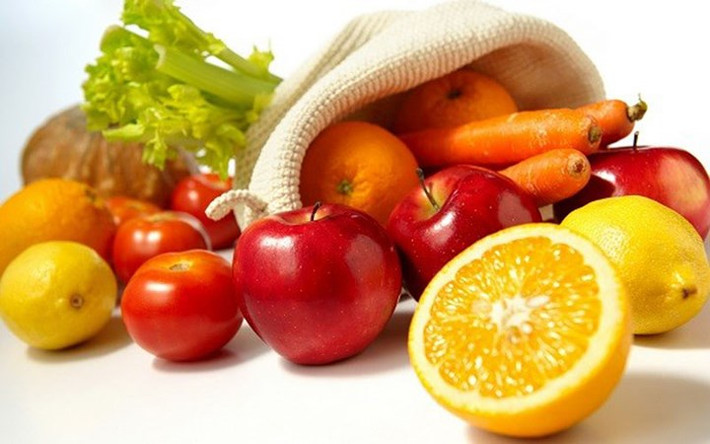 Trái cây và rau quả: Vitamin C là một trong những chất dinh dưỡng quan trọng chịu trách nhiệm xây dựng collagen và mô liên kết. Collagen là một thành phần chính của sụn xương và khớp. Hãy thử kết hợp các loại trái cây họ cam quýt, ớt xanh, dâu tây, cà chua, củ cải xanh, bông cải xanh, khoai lang trắng... vào chế độ ăn uống để thu được kết quả tốt nhất.