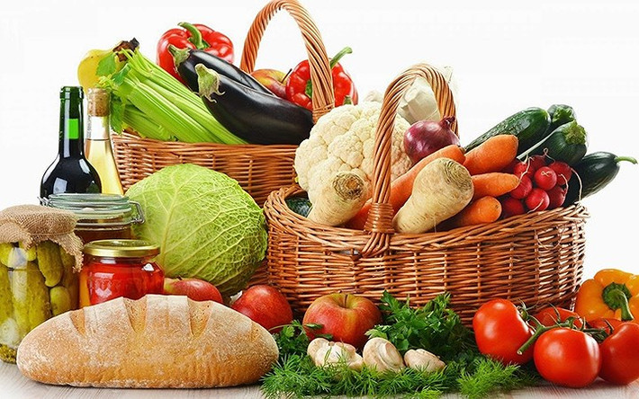 Biện pháp tự nhiên cho cục máu đông Thay đổi chế độ ăn uống là một trong những biện pháp tự nhiên tốt nhất cho các cục máu đông. Nó sẽ giúp duy trì cân nặng phù hợp, giảm cholesterol và huyết áp, cải thiện độ nhạy insulin và giảm viêm toàn thân. Tập trung vào việc ăn các loại thực phẩm chữa bệnh như rau lá xanh đậm, trái cây và rau quả đầy màu sắc, các loại đậu, ngũ cốc nguyên hạt và thực phẩm omega-3.