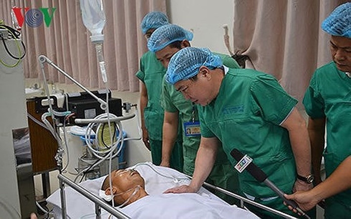 Hai "hiệp sĩ" Nguyễn Hoàng Nam và Nguyễn Văn Thôi bị đâm tử vong. Trong ảnh: Chủ tịch UBND TPHCM Nguyễn Thành Phong thăm hỏi các "hiệp sĩ" đường phố bị nhóm trộm xe máy SH đâm chém vào tối 13/5 phải nhập viện. (Ảnh: Vinh Quang)