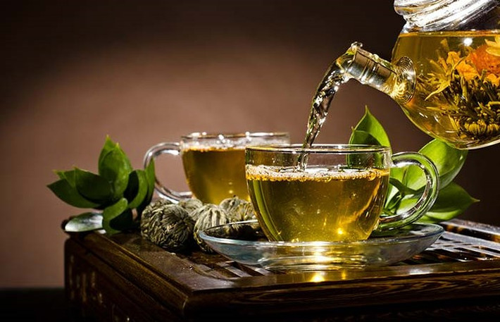 Trà xanh chứa polyphenol có đặc tính chống viêm và chống oxy hóa mạnh. Nó làm giảm kích ứng và đỏ trong mắt của bạn bằng cách giảm viêm gây ra nó. Ngâm hai miếng bông trong trà xanh lạnh và đặt chúng trên đôi mắt. Để chúng trong ít nhất 20 đến 30 phút.