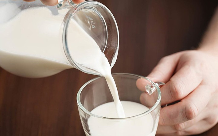 Sữa: Như chúng ta đều biết, sữa là một trong những nguồn cung cấp tốt nhất của canxi trong chế độ ăn uống. Và canxi là một chất không thể thiếu trong cơ thể để chống lại các triệu chứng của bệnh lao. Nó không chỉ bảo vệ cơ thể khỏi tác động của vi khuẩn lao mà còn có thể làm dịu hệ hô hấp, giảm viêm và tăng cường hệ miễn dịch, ngăn sự nhiễm trùng một cách hiệu quả.