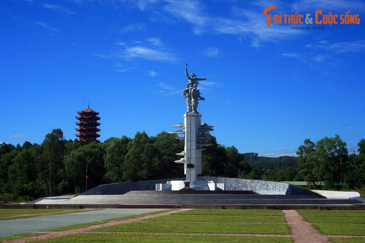 2. Nằm trong khu Di tích lịch sử Ngã ba Đồng Lộc (huyện Can Lộc, tỉnh Hà Tĩnh), tượng đài Chiến thắng là công trình tôn vinh ý chí quyết thắng và sự hi sinh của lực lượng thanh niên xung phong, bộ đội, công nhân, dân quân du kích... trên đường mòn Hồ Chí Minh thời kháng chiến chống Mỹ.