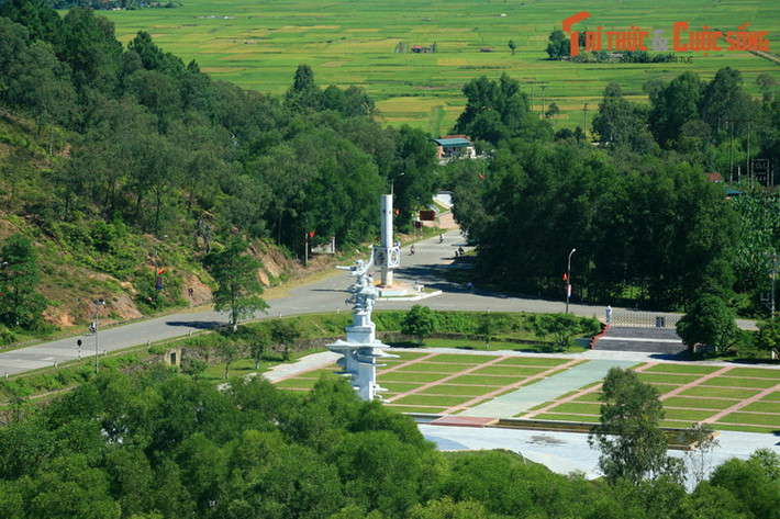 Chiều ngày 24/7/1968, sau một trận bom ở ngã ba, 10 cô gái áo xanh đã đến hiện trường gấp rút triển khai việc sửa chữa đường. Bất ngờ tốp máy bay phản lực của địch quay lại thả một loạt bom trúng căn hầm các cô vừa vào trú ẩn. Cả 10 cô đã hi sinh khi còn rất trẻ, phần lớn chưa lập gia đình.