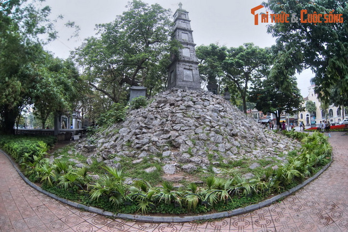 Theo dụng ý của Nguyễn Siêu, tháp Bút và núi Độc Tôn là một “bộ đôi” không thể tách rời, là biểu tượng của "Văn" và "Võ", mang đậm nhân sinh quan Nho giáo. Nhưng theo dòng thời gian, người ta chỉ còn nhắc đến tháp Bút, còn lịch sử 4 thế kỷ của núi Độc Tôn hầu như rơi vào quên lãng.