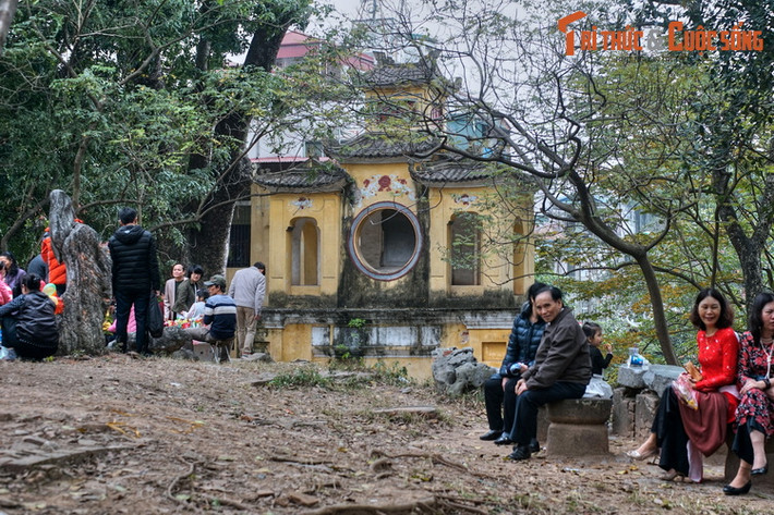 Theo một số nguồn sử liệu, sau chiến thắng Ngọc Hồi - Đống Đa, vua Quang Trung cho thu nhặt xác giặc xếp vào 12 cái hố rộng, lấp đất chôn và đắp cao thành gò, 12 gò này nằm rải rác từ làng Thịnh Quang đến làng Nam Đồng.