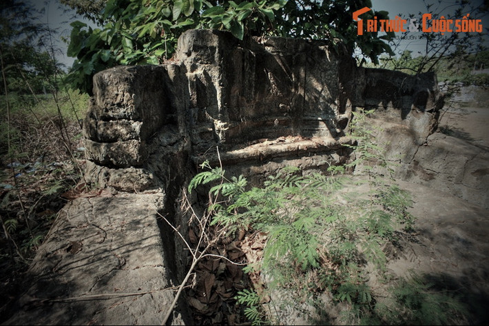 Tương truyền, trên đường chạy trốn sự truy nã của quân Tây Sơn, chúa Nguyễn Ánh từng lưu lạc ở ấp Ba Động. Trong thời gian này, có thể một người chị em của Nguyễn Ánh đã mất và được an táng tại đây.