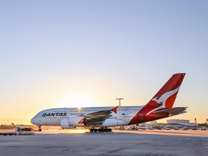 Với quãng đường dài 13.805 km, chuyến hành trình từ Dallas, Mỹ tới Sydney, Australia (Qantas Airlines) bay trong khoảng 17 giờ 15 phút. Máy bay: Airbus A380. Chuyến bay đầu tiên ngày 29/9/2014.