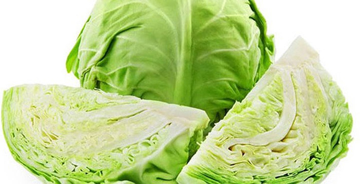 Cải bắp: Các loại rau là món ăn tuyệt vời cho những người muốn giảm trọng lượng cơ thể. Một phần của cải băm nhỏ chỉ khoảng 7 kcal. Dĩ nhiên, bạn không nên ăn bắp cải và súp lơ quá nhiều vì chất dinh dưỡng của chúng là kẻ thù với iốt, nhưng bạn có thể sử dụng vài lần một tuần.