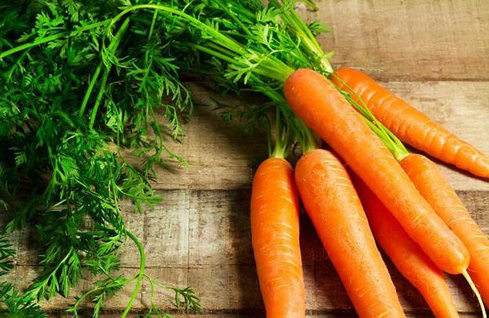 Cà rốt, dâu tây và việt quất: Cà rốt giàu vitamin C, chất xơ cũng là thuốc lợi tiểu, giúp loại bỏ lượng nước dư thừa. Dâu tây rất bổ dưỡng và giúp tiêu hóa cũng như hệ thống tim mạch của bạn.