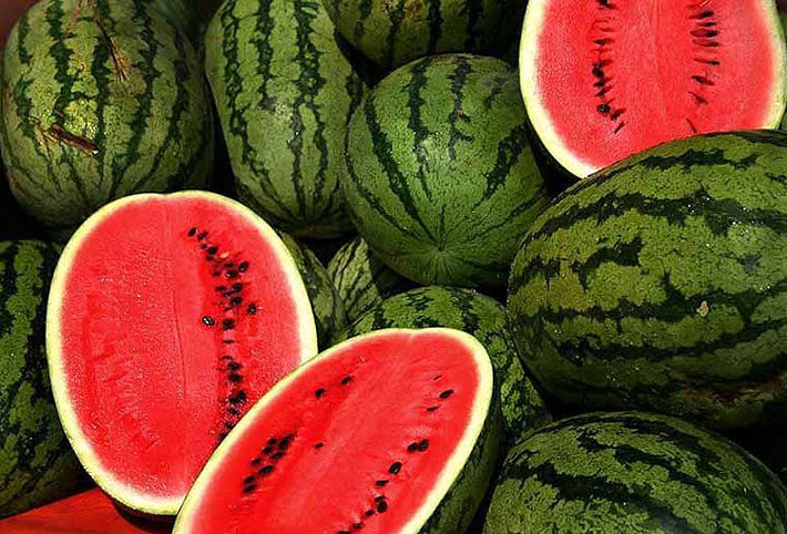 Dưa hấu: Với 60-70 kcal mỗi lát, bạn có thể ăn chúng mỗi ngày. Loại quả này này giúp bài tiết chất lỏng dư thừa ra khỏi cơ thể bạn và làm cho bạn cảm thấy no.