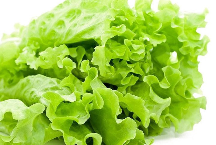 Rau xà lách: Salad là một nguồn axit folic tuyệt vời, và bạn có thể ăn nó với số lượng lớn, một lá rau diếp là 3 kcal.