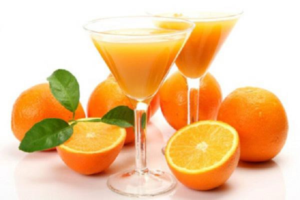 4. Sinh tố chanh và cam Một quả chanh kết hợp với một quả cam sẽ tạo nên một ly sinh tố “thần dược” giúp bạn giảm mỡ bụng hiệu quả. Với hàm lượng vitamin C và canxi rất cao, chanh là loại quả giúp tiêu diệt các chất béo không cần thiết trong cơ thể. Do đó, để giảm mỡ bụng bạn hãy chuẩn bị cho mình một cốc sinh tố cam - chanh, kiên trì sẽ có kết quả đáng ngờ đấy nhé.