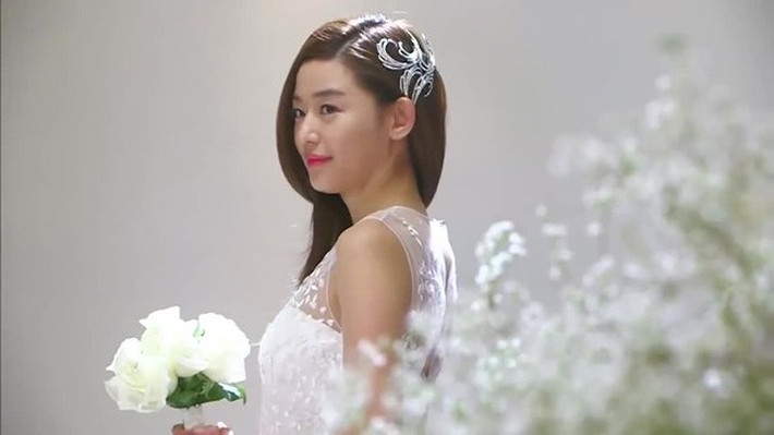 1001 nỗi sợ mang tên lấy chồng. Có nhiều nàng dị ứng với hai chữ "làm dâu". Cứ nghĩ lấy chồng bắt buộc phải chịu cảnh mẹ chồng nàng dâu, sợ phải hầu hạ mẹ chồng, sợ đối diện với chị chồng, em chồng... Nhưng mỗi cây mỗi hoa, mỗi nhà mỗi cảnh, bạn đừng tự hù dọa bản thân. Cũng đừng sợ lúc yêu thì vui, lúc cưới nhau về lại trăm thứ xảy ra khiến vợ chồng trục trặc. Hôn nhân mà, sao tránh khỏi mấy chuyện đó, tranh cãi không làm người ta chia tay, nó chỉ khiến đời sống vợ chồng thêm thi vị mà thôi.
