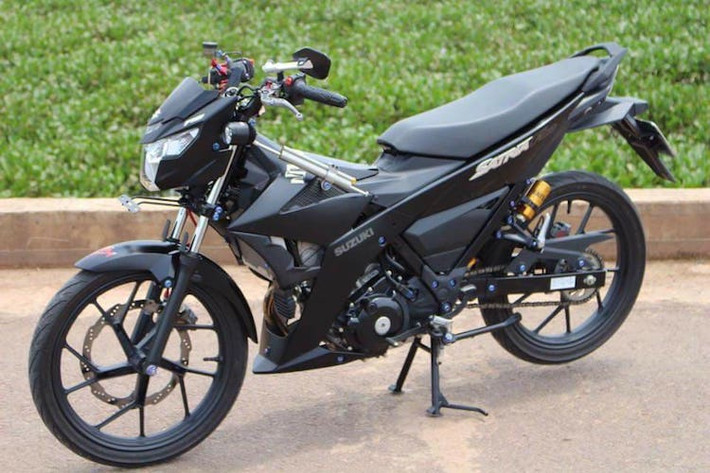 Trước khi được bán chính thức ở Việt Nam dưới tên gọi Suzuki Raider 150 FI, mẫu xe côn tay hyper underbone Suzuki Satria FU150 FI đã từng được một số cửa hàng tư nhân nhập về Việt Nam từ thị trường Indonesia. Về thiết kế, 2 phiên bản này gần như y hệt nhau, ngoại trừ đèn xi-nhan được tích hợp vào chóa đèn pha/hậu và pad biển số trước trên Satria.