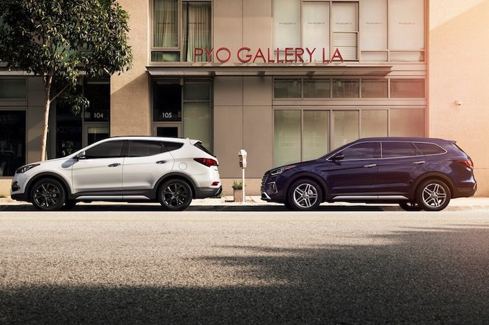 Tại thị trường Mỹ, mẫu crossover cỡ trung Hyundai Santa Fe 2018 sẽ vẫn được bán với 2 phiên bản. Trong đó, bản 5 chỗ Santa Fe Sport giống như chiếc Santa Fe tại Việt Nam về thiết kế. Phiên bản 7 chỗ sẽ chỉ được gọi là Santa Fe và có thiết kế khá nhiều khác biệt so với bản Sport.