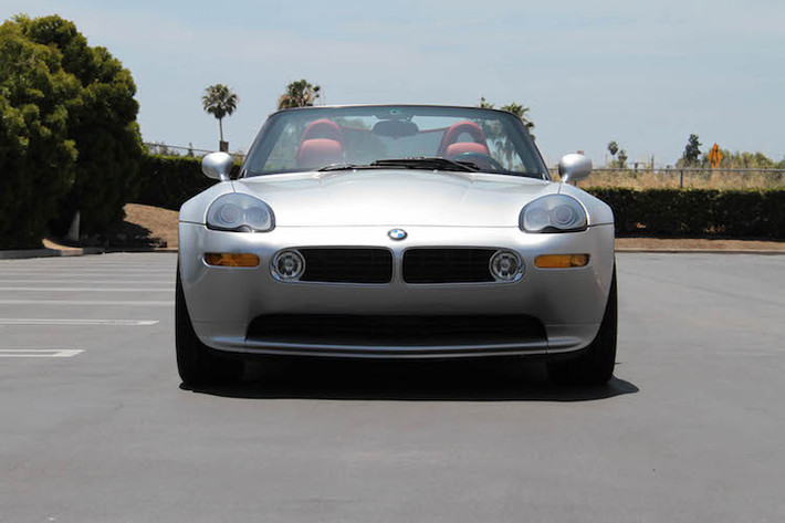 So với chiếc Z8 của BMW, động cơ trên Alpina V8 Roadster có công suất yếu hơn, nhưng bù lại sở hữu mô-men xoắn lớn hơn. Cùng với hệ thống treo mềm và lốp thành mềm hơn, có thể nói Alpina V8 Roadster hướng tới sự tiện nghi và êm dịu của một mẫu xe sang, thay vì mang tính thể thao như Z8.