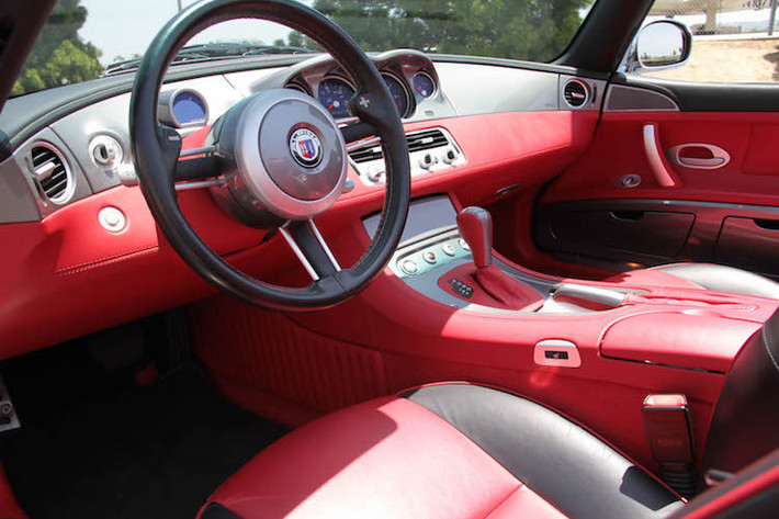 Chiếc BMW Z8 Alpina có một số điểm khác biệt nhỏ so với những chiếc Z8 khác, chẳng hạn như vô-lăng cổ điển mang logo của Alpina thay vì thương hiệu BMW và bảng đánh số thứ tự sản xuất nằm giữa 2 ghế ngồi. Nội thất của chiếc xe trong bài viết này được bọc trong da màu đen kết hợp với đỏ bắt mắt và sang trọng.