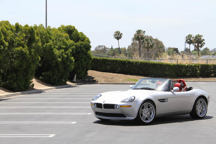 Trong số 555 chiếc Alpina V8 Roadster được sản xuất, có tới 450 chiếc dành cho thị trường Mỹ. Ngày nay, những chiếc BMW Z8 đều có giá khá đắt do vẻ đẹp của chúng. Tuy nhiên so với mặt bằng chung, Alpina V8 Roadster được định giá cao hơn những chiếc Z8 thường.