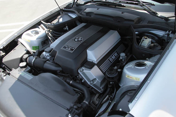 Ban đầu, "trái tim" của Z8 vốn là khối động cơ V8 4.9l 32 van nạp khí tự nhiên, với mã hiệu S62 được chia sẻ chung với BMW M5 thế hệ E39. Tuy nhiên với V8 Roadster, Alpina đã thay động cơ này bằng khối máy 4.8l V8 nạp khí tự nhiên với công suất tối đa 375 mã lực và mô-men xoắn cực đại 519 Nm.