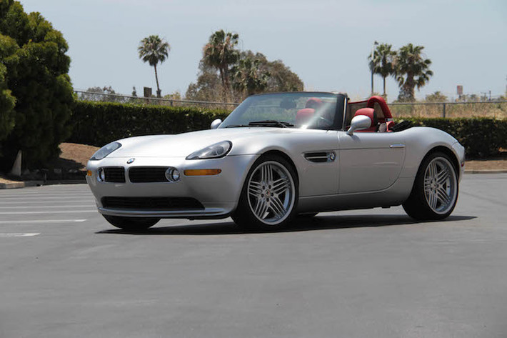 Được sản xuất từ năm 1999-2002, siêu xe mui trần BMW Z8 lấy cảm hứng từ dòng xe cổ BMW 507 một trong những mẫu xe đẹp nhất mọi thời đại. BMW tạo ra tổng cộng 5148 chiếc Z8, sau đó đã ký hợp đồng để hãng độ với mối quan hệ thân thiết Alpina tạo ra thêm 555 phiên bản đặc biệt Alpina V8 Roadster.