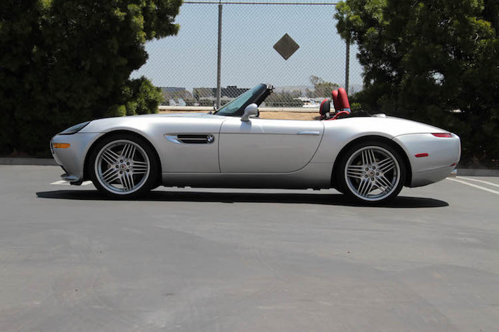 Trước Z8, BMW đã từng trưng bày một mẫu xe ý tưởng với tên gọi Z07 vào năm 1997. Khi sản xuất hàng loạt, Z8 sở hữu thiết kế hoài cổ và gần như không có sự thay đổi so với Z07. Mặc dù có vẻ ngoài cổ điển nhưng Z8 được sản xuất thủ công bằng những công nghệ hiện đại nhất thời đó.