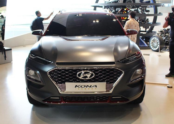 Mới chỉ trưng bày Kona Iron Man Edition, Hyundai không tiết lộ những thay đổi bên trong nội thất hay hệ động lực của xe. Chiếc Kona bình thường hiện đang có 3 phiên bản động cơ khác nhau là 2.0l MPI 149 mã lực, 1.6 T-GDI tăng áp 177 mã lực và động cơ diesel 1.6l. Tùy từng động cơ, xe sẽ được trang bị hộp số tự động 6 cấp/ly hợp kép 7 cấp cùng hệ dẫn động cầu sau hoặc 4 bánh.