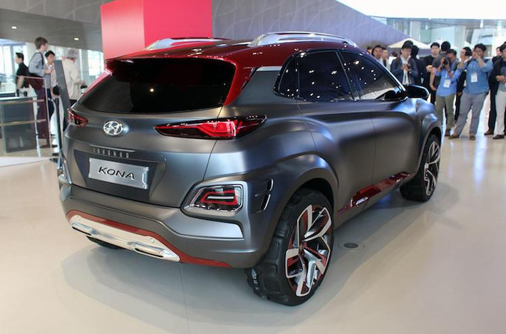 Chưa dừng lại ở đó, phiên bản Hyundai Kona Iron Man Edition còn có một số chi tiết ngoại thất nhỏ được thay đổi như các tay nắm cửa nằm chìm vào thân xe hay gương chiếu hậu nhỏ gọn hơn. Kết thúc những thay đổi ngoại thất của chiếc xe là tay nắm cửa sau có dòng chữ Iron Man .