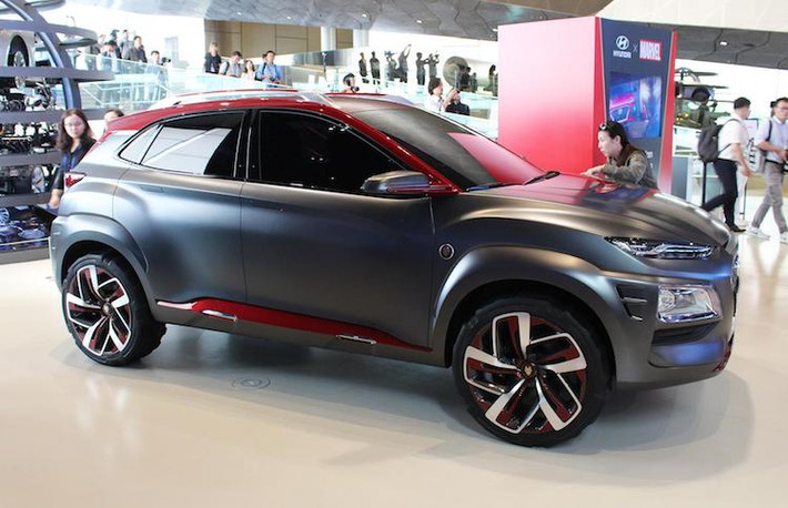 So với phiên bản Kona thường, có thể thấy ngay ngoại hình của Hyundai Kona Iron Man Edition đã được trang trí lại the phong cách Người Sắt với màu sơn xám mờ cùng các điểm nhấn màu đỏ như bộ giáp của siêu anh hùng này. Nắp ca-pô của chiếc xe cũng đã có thêm một đường gân dập nổi mạnh mẽ hơn và viền vàng.