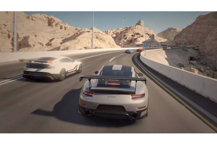 Nằm ở phía sau đuôi xe của 911 GT2 RS cũng là một cánh đuôi với kích thước "khổng lồ" thường thấy trên những chiếc xe đua, đồng thời cản sau của chiếc xe cũng được tạo hình để đạt hiệu quả khí động học cao hơn. Phiên bản này sẽ được Porsche "ép cân" triệt để dưới 1500 kg, sử dụng vòm mui cùng nắp ca-pô bằng sợi carbon và nội thất tối giản.