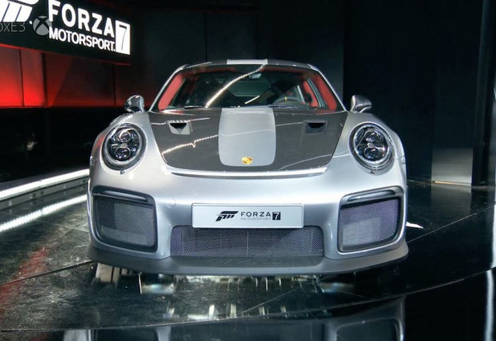 Với 911 GT2 RS 2018, hãng siêu xe Porsche đã bỏ qua phiên bản 911 GT2 thường để tập trung tạo ra một chiếc 911 tối thượng. Không chỉ đơn thuần là "độ" lại từ phiên bản 911 Turbo trước đây, GT2 RS mới đã được Porsche gần như thiết kế lại toàn bộ, bắt đầu từ cản trước với các khe hút gió cực lớn và nắp ca-pô cũng được "trổ" thêm các khe gió.