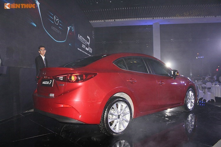 Giống như Mazda 6, xe được nâng cấp bên trong nội thất với các trang bị mới như hệ thống thông tin giải trí kèm màn hình cảm ứng 7 inch, dàn âm thanh 6 loa, cửa sổ trời, màn hình hiển thị phản chiếu trên kính HUD trên phiên bản cao cấp... Tại Việt Nam, Mazda 3 1.5L Sedan có giá 690 triệu đồng, Mazda 3 2.0L Sedan giá 805 triệu đồng và Mazda 3 1.5L Hatchback có giá 715 triệu đồng.