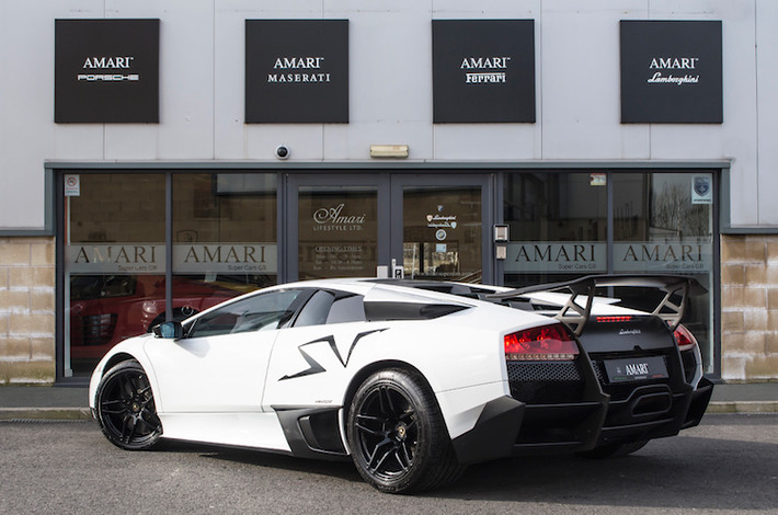 So với phiên bản Murcielago LP640 trước đó, Murcielago SV sở hữu ngoại hình mới mẻ và có tính khí động học cao hơn nhờ bộ bodykit mới và cánh đuôi bằng sợi carbon lớn ở phía sau. Nhờ có nhiều chi tiết bằng sợi carbon, chiếc xe còn có trọng lượng giảm tới 100 kg so với Murcielago LP640 thường.