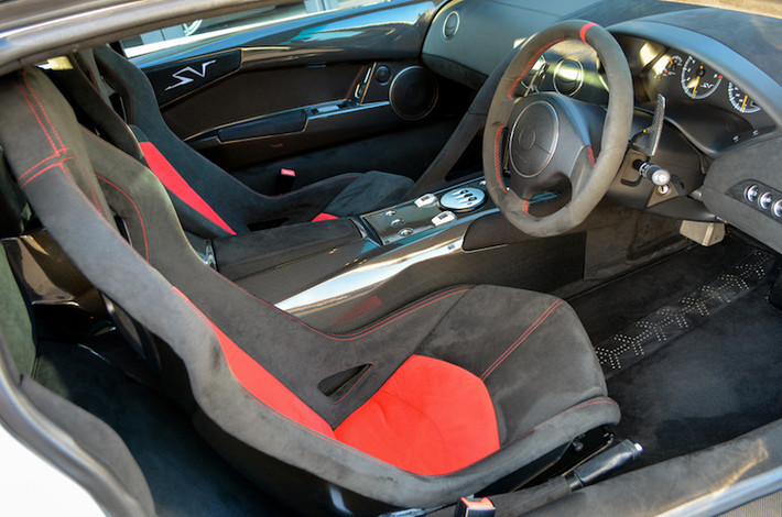Bên trong nội thất, hãng siêu xe Lamborghini đã giữ thiết kế của phiên bản Murcielago thường cho Murcielago SV. Tuy nhiên so với Murcielago LP640 trước đó, Murcielago SV sở hữu một số chi tiết mang tính thể thao hơn như ốp trang trí bằng sợi carbon hay vô-lăng có vạch căn ở vị trí 12 giờ.