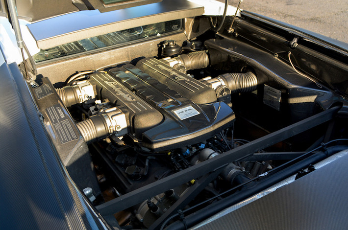 Khối động cơ V12 6.5l nạp khí tự nhiên của siêu xe Murcielago SV cũng đã được Lamborghini điều chỉnh lại để cho công suất tối đa 661 mã lực (670 PS) và mô-men xoắn cực đại 660 Nm, giúp siêu xe này có thể tăng tốc từ 0-100 km.h chỉ trong 2,9 giây và tốc độ tối đa đạ 341 km/h (336 km/h nếu có cánh đuôi).