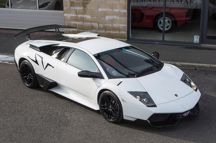 Khi còn được bán, mỗi chiếc Murcielago SV có giá khởi điểm lên tới 400.000 USD. Ban đầu, Lamborghini dự định sản xuất 350 chiếc nhưng do nhà máy của hãng còn phải dành chỗ để sản xuất Aventador nên cuối cùng chỉ có 186 chiếc Murcielago SV ra đời. Trong đó, chỉ có 28 chiếc rời nhà máy với tay lái nghịch.