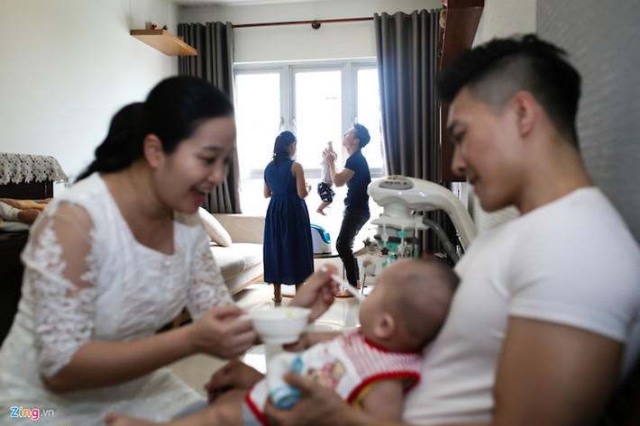Về chế độ ăn uống, gia đình hai hoàng tử xiếc nuôi con theo phương pháp của Nhật.