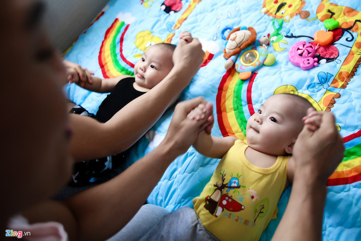 Quốc Cơ - Quốc Nghiệp đã lấy vợ, có con nhưng họ vẫn sống chung với ba mẹ. Điều này không chỉ giúp anh em hoàng tử xiếc thuận tiện cho việc tập luyện mà cả hai cậu bé cũng được tập với nhau.