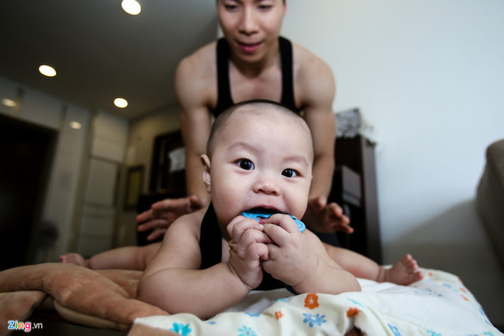 Mỗi sáng, hai bé được ba mở nhạc và massage. Ánh mắt toát lên sự phấn khích của Hùng Tâm khi được ba tập luyện.